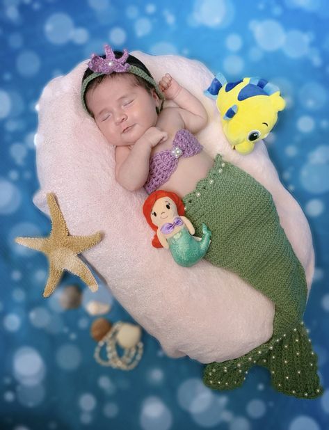 Ariel Photoshoot, Disney Princess Milestone Pictures, Disney Princess Monthly Baby Pictures, Disney Princess Newborn Photography, Newborn Mermaid Costume, Ariel Bebe, Newborn Mermaid Photoshoot, Baby Fashion Girl Newborn, Newborn Photography Mermaid