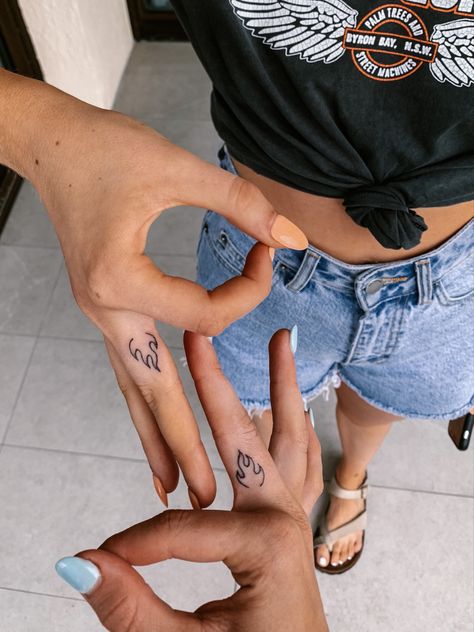 Simple Matching Tattoos Friends, Flame Couple Tattoo, Ideas For Matching Tattoos, Cute Twin Flame Tattoos, Matching Flame Tattoos For Best Friends, Twinning Tattoos For Friends, Tattoos For Twin Flames, Fire Sign Matching Tattoos, Small Matching Tattoo Ideas For Friends