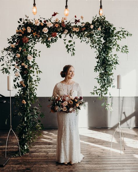 Floating Floral Arbor Installation: A How-To Arch Alternatives, Photo Backdrop Christmas, Qualatex Balloons, Blowing Up Balloons, Diy Photo Backdrop, Balloon Arches, Balloon Installation, Paper Umbrellas, Greenery Garland