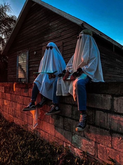 Sheet Ghost Aesthetic, Sheet Ghosts, Ghost Trend, Ghost Aesthetic, Ghost Photo, Ghost Photoshoot, Sheet Ghost, Ghost Photography, Halloween Photography