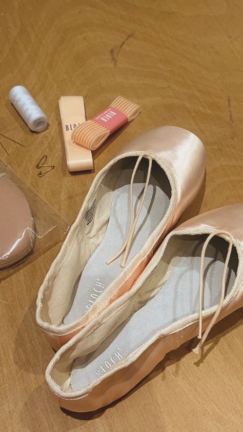 Colored Pointe Shoes, Bloch Pointe Shoes, New Pointe Shoes, Bloch Ballet, Ballet Pointe, Contemporary Ballet, Ballet Pointe Shoes, Ballerina Style, Ballet Core