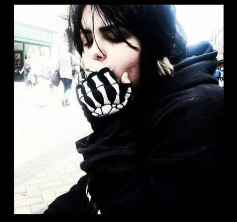 ☆𝕮𝖍𝖎𝖆𝖗𝖆☆19y on Instagram: “I love this picture 🖤🖤🖤 #mychemicalromance #mcrmy #frankiero #geradway #gee #geesus #geesusway #frerard #raytoro #mikeyway #blackparade…” Skeleton Gloves, Gee Way, I Love Mcr, Emo Stuff, Emo Boy, Frank Iero, Emo Bands, Gerard Way, Band Stuff