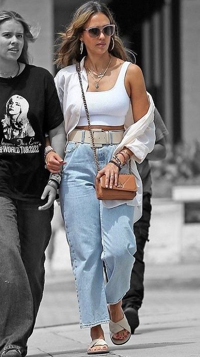 Jessica Alba 2023 Style, Jessica Alba Street Style 2023, Jessica Alba Style 2024, Jessica Alba Casual Style, Jessica Alba 2023, La Fashion Los Angeles Street Style, Los Angeles California Outfits, Casual Saturday Outfit, Jessica Alba Street Style