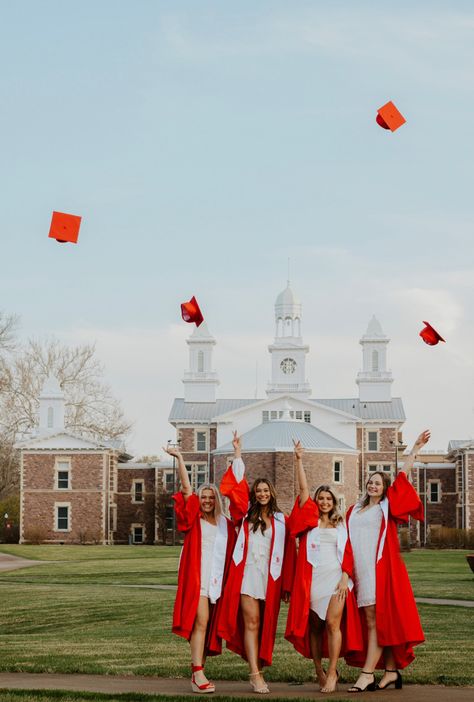 Throwing graduation cap photo, graduation photo inspiration Cap Throwing Graduation, Grad Class Group Photo Ideas, College Grad Group Photos, Grad School Meme, College Graduation Memes Funny, Grad Pics, Graduation Photos, Graduation Cap, Photo Inspiration