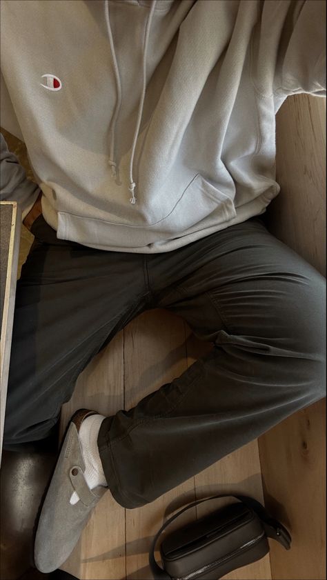 Champion Outfit Men, Champion Hoodie Outfit, Clogs Outfit Men, Tan Cargo Pants Outfit, Champion Outfit, Nike Hoodie Outfit, Cargo Pants Outfit Men, Tan Hoodie, Birkenstock Outfit