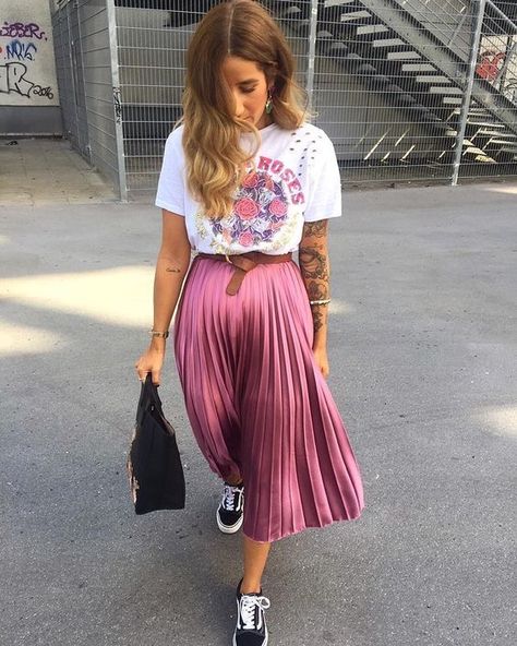 Look 80s, Skirt And Sneakers, Outfits Black, Modest Clothing, Tshirt Outfits, Outfits Casual, Fashion Mode, Mode Inspiration, Shirt Skirt