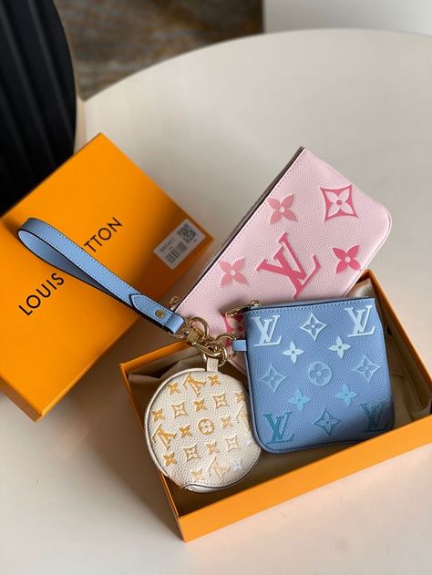 Louis Vuitton Clutch Bag, Sac Louis Vuitton, Louis Vuitton Gifts, Louis Vuitton Clutch, Buy Louis Vuitton, Luxury Bags Collection, Cute Wallets, Girly Bags, Luxury Purses