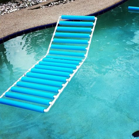 Home made pool lounger.  PVC & pool noodles. Pvc Crafts, Pvc Pool, Pvc Furniture, Living Pool, Pool Hacks, Pool Floaties, Pvc Pipe Crafts, Pvc Pipe Projects, Pvc Projects