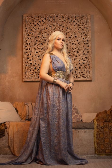 Daenerys Targaryen / blone in long light blue dress Daenerys Targaryen Qarth, Daenerys Cosplay, Teuta Matoshi Dresses, Daenerys Targaryen Dress, Targaryen Cosplay, Daenerys Targaryen Cosplay, Modern Princess, Old Dresses, Infinity Dress