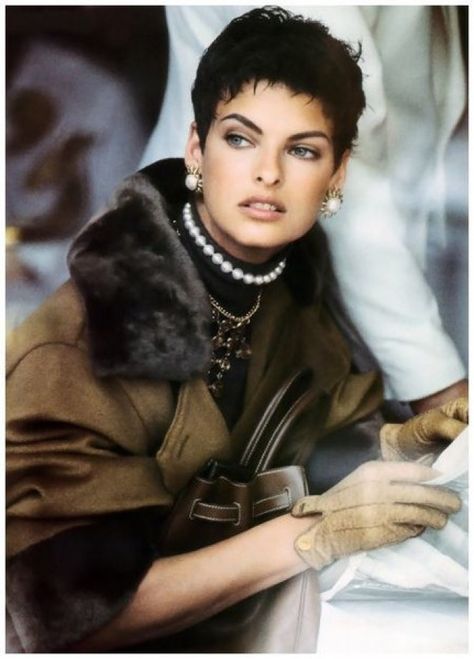 La pettinatura più iconica dell'anno in cui sei nata Original Supermodels, 90s Supermodels, Meg Ryan, 90s Models, Peter Lindbergh, Vogue Us, 90s Hairstyles, Linda Evangelista, Claudia Schiffer