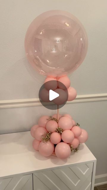 Carolyn Watkins on Instagram: "Babyshower centerpiece.  I intended to get more footage, but I was working late on all the details for the shower.  Sometimes you get so caught up there’s almost no time to log the process🫠.   Wanted to go with a more monochromatic look with a touch of flowers.  #centerpieces #ballooncenterpieces #balloondecor #partyballoons #babyshower #fiestadebienvenidaalbebé #orlandoflorida #kissimmee #globosparatodaocasión #decoraciondeeventos" Balloon Party Centerpieces, Non Helium Balloon Centerpieces, 65 Birthday Decorating Ideas, Bridal Shower Balloon Centerpieces, Simple Balloon Table Centerpieces, Ballon Centerpieces Simple Diy, Table Balloon Centerpieces, Standing Balloon Decorations, Balloon And Flower Centerpieces