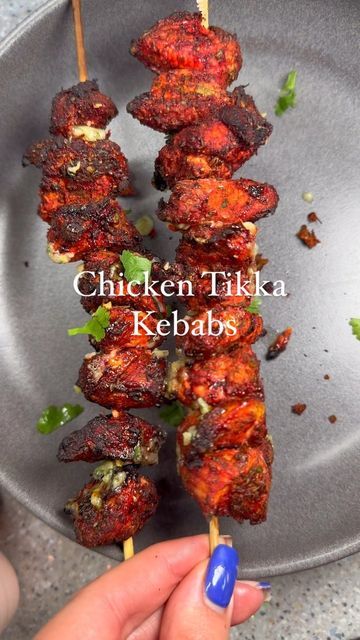 Chicken Tikka Kebab, Green Chilli Sauce, Kebab Sticks, Dinner Recipes Healthy Low Carb, Low Calorie Vegan, Low Salt Diet, Healthy Low Calorie Meals, Mint Sauce, Indian Cooking Recipes