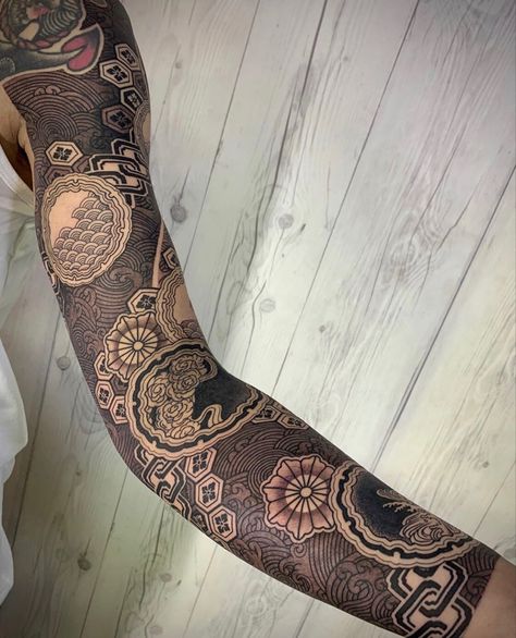 Dragon Thigh Tattoo, Geometric Tattoo Sleeve Designs, Rare Tattoos, Geometric Sleeve Tattoo, Tattoo Filler, Manga Tattoo, Traditional Tattoo Sleeve, Muster Tattoos, Geometry Tattoo