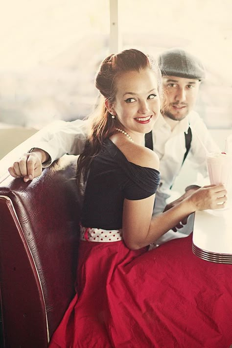 Seriously thee cutest engagement pics I have ever seen!!! Rockabilly Couple, Mode Rockabilly, Couple Vintage, Rockabilly Wedding, Vintage Photoshoot, Retro Diner, Look Retro, Photoshoot Themes, Rockabilly Fashion