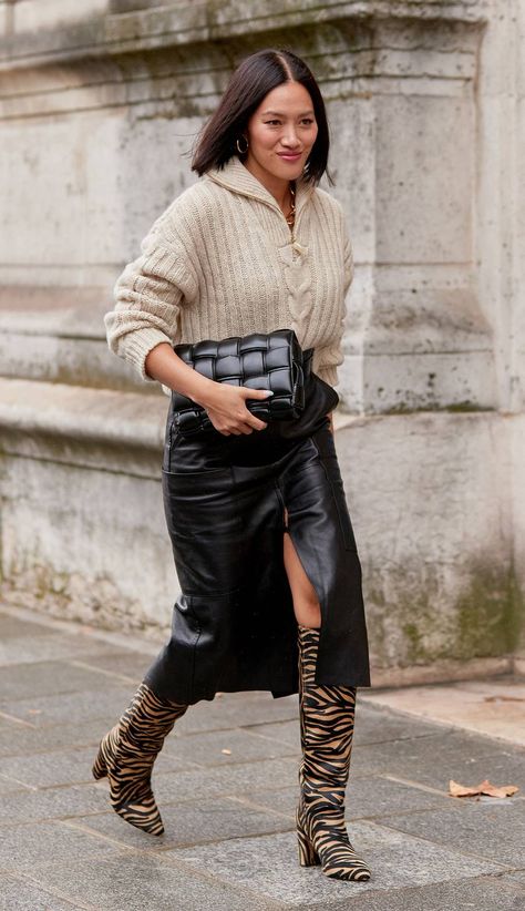 Zebra Boots, Recreating Outfits, Italian Street, Holy Chic, Giovanna Battaglia, Simple Fall Outfits, Anna Dello Russo, Plain Outfits, Minimalistic Style