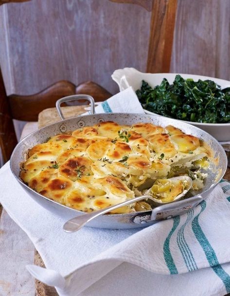 Gratin of potatoes and leeks with garlic and thyme | delicious. magazine Vegetarian Christmas Dinner, Potato Gratin Recipe, Vegetarian Christmas Recipes, Panini Recipes Chicken, Christmas Dinner Recipes, Christmas Dinner Ideas, Vegetarian Christmas, Thyme Recipes, Diner Recept