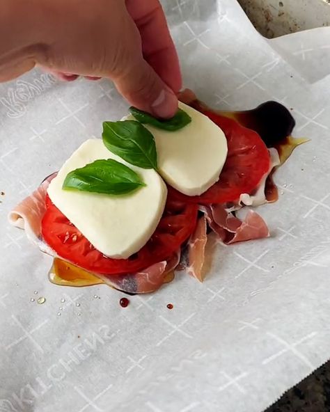 Making A Caprese Puff 🧑‍🍳🤤 | pastry, puff pastry, Caprese salad | It's everything I love in one puff pastry 🤤😍 | By FOODbible - Facebook Caprese Puff Pastry Bundles, Caprese Puff Pastry, Salad Dressing Recipes Vinaigrette, Vegetable Dinner, Pastry Puff, Savory Tarts, Savory Tart, Sandwich Bread, Savory Recipes