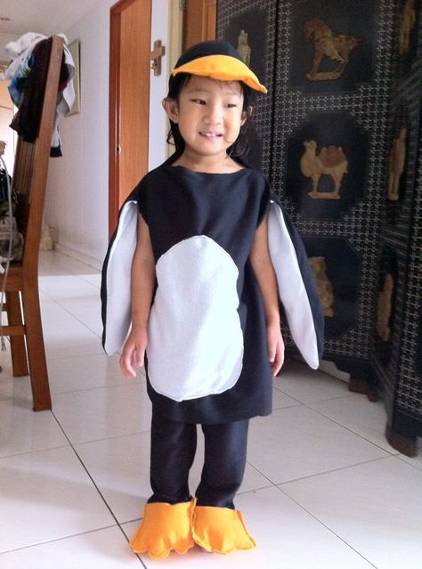 No Pattern but a cute version of the penguin costume :) Diy Penguin Costume Kids, Penguin Costume Batman, Pinguin Costume, Diy Penguin Costume, Madagascar Costumes, Kermit The Frog Costume, Diy Penguin, Penguin Dance, Charlie And Lola