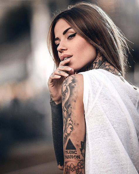 Models With Tattoos, Tattoo Girl Wallpaper, Tattoed Women, Tattoo Photography, Badass Tattoos, Hot Tattoos, Female Tattoo, Tattoo Model, Beauty Tattoos