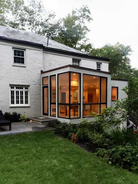 Chestnut Hill Addition Modern Home in Brookline, Massachusetts on Dwell Modern Addition To Old House, Porch Kits, Porch Addition, Building A Porch, Home Improvement Loans, Modern Addition, Chestnut Hill, Exterior Makeover, Home Addition