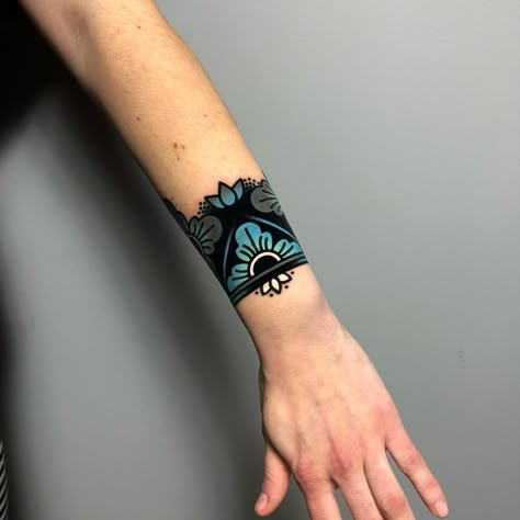 Realistic Bracelet Tattoo, American Traditional Wrist Tattoo, Cuff Tattoo For Women, Wrist Cuff Tattoos For Women, Traditional Tattoo Band, Tattoo Muñeca, Traditional Tattoo Wrist, Tattoos Pulseras, Tatuajes Old School