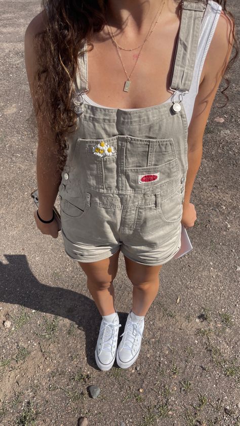 Summer Outfits Overalls Shorts, White Overall Shorts Outfit, Outfits With Overalls Shorts, Shorteralls Outfits, Noah Khan Outfits Concert, Overall Outfits Shorts, Noah Kahan Concert Outfit Ideas Summer, Railbird Festival Outfit, Overall Shorts Outfit Summer