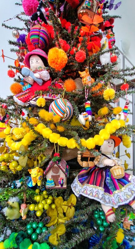 Peruvian Christmas Tree, Peruvian Decor, Tree Installation, Colorful Christmas Decorations, Travel Mexico, Colorful Christmas, 8th Birthday, Mexico Travel, Crafty Stuff