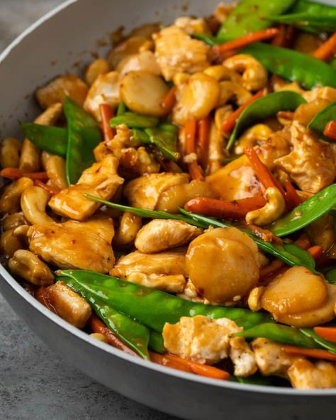 This 25-minute Cashew Chicken is an easy alternative to takeout! Made from juicy chicken cooked with veggies in a flavorful stir-fry sauce. Easy Cashew Chicken, Cashew Chicken Sauce, Thai Cashew Chicken, Chicken Cashew Stir Fry, Cashew Chicken Recipe, Stir Fry Recipes Chicken, Chinese Cooking Recipes, Fry Sauce, Cashew Chicken