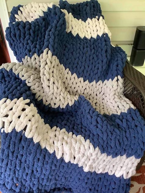 Chrocet Blankets Aesthetic, Puffy Deka, Hand Knitting Diy, Curly Hair Photos, Chunky Blanket, Finger Knitting, Chunky Knit Blanket, Diy Knitting, Chunky Yarn