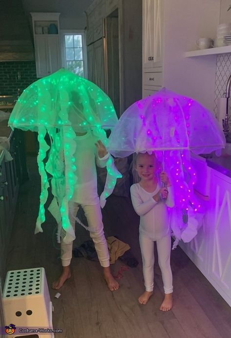 Jellyfish Costume Diy, Jellyfish Halloween Costume, Costume Medusa, Unique Diy Costumes, Jellyfish Halloween, Homemade Costumes For Kids, Food Halloween Costumes, Diy Jellyfish, Jellyfish Costume