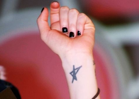 Avril Lavigne tattoo Avril Lavigne Tattoo, Black Star Tattoo, Let It Go Tattoo, Go Tattoo, Avril Lavigne Photos, Brody Jenner, The Best Damn Thing, Under My Skin, Evanescence