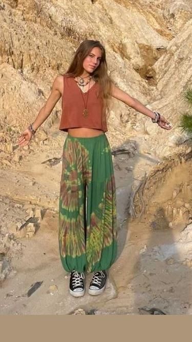 Harem Trousers Outfit, How To Style Harem Pants, Flowy Hippie Outfits, Summer Hippy Outfits, Hippie Outfit Inspiration, Hippy Festival Outfit, Hippe Outfit Aesthetic, Rustic Style Clothes, Soft Hippie Aesthetic