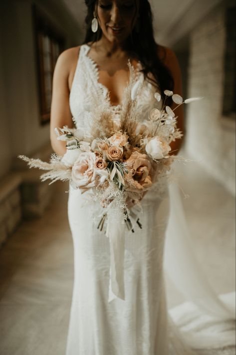 White cream blush bridal bouquet Gerbera Bridal Bouquet, Carnation Bridal Bouquet, Neutral Bridal Bouquet, Hydrangea Bridal Bouquet, Wedding Color Schemes Spring, Red Bridal Bouquet, Neutral Wedding Flowers, Bridal Bouquet Blue, Wholesale Flowers Wedding