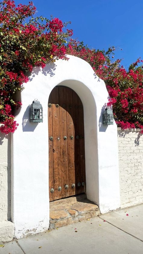 Santa Barbara Architecture, Mexico House Ideas, Hacienda Style Homes, Mexico House, Mediterranean Style Homes, Exterior Front Doors, Spanish Style Homes, Hacienda Style, Dome House