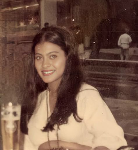 Kajol 90s Aesthetic, Bollywood 90s Aesthetic, 00s Bollywood Aesthetic, 90's Bollywood Actress, Kajol Bollywood, 80s Actresses Bollywood, 90s Bollywood Actress, Vintage Bollywood Aesthetic, 90s Bollywood Aesthetic