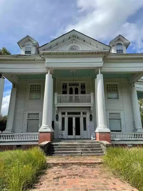 Big Porch, Southern Plantations, Abandoned Homes, Antebellum Homes, Old Mansion, Old Abandoned Houses, Colonial Style Homes, Old Mansions, Historical Places