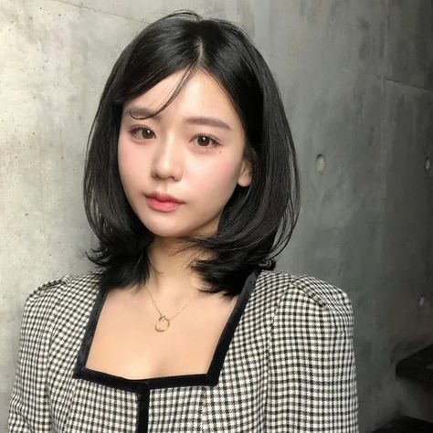 Korean Short Hair For Long Face, Layered Hair Neck Length, Short Hair Layered For Round Face, Short Layered Haircuts With Bangs Korean, Short Hair Medium Shoulder Length, Shoulder Length Haircuts No Bangs, Short Hair For Long Neck, Hairstyle For Neck Length Hair, Layer Oval Haircut Short