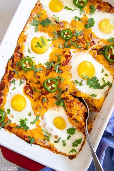 Huevos Rancheros Casserole, Easy Huevos Rancheros, Casserole Vegetarian, Mexican Breakfast Casserole, Easy Mexican Casserole, Mexican Casserole Recipe, Vegetarian Mexican, Mexican Breakfast Recipes, Mexican Breakfast