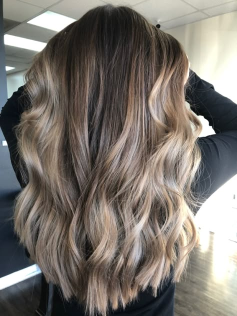 Dark Roots Blonde Hair Grown Out, Roots Grown Out Blondes, Dark Roots Light Ends Balayage, Dark Roots And Blonde Ends, Light Brown Balayage Blonde Dark Roots, Dark Roots Faded To Blonde, Brown Roots And Blonde Ends, Dark Roots Light Ends Balayage Hair Color Ideas, Root Smudge Light Brown