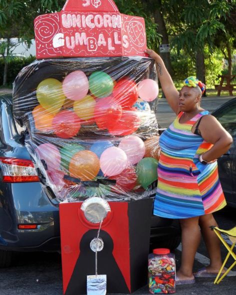 A car decked out for trunk or treat in a Gumball theme with balloons standing in as the gumballs Pokemon Balloons, Black And White Tablecloth, Wonka Chocolate Factory, Wonka Chocolate, Decor For Halloween, Stick Figure Family, Halloween Trends, Pregnant Halloween, Balloon Stands