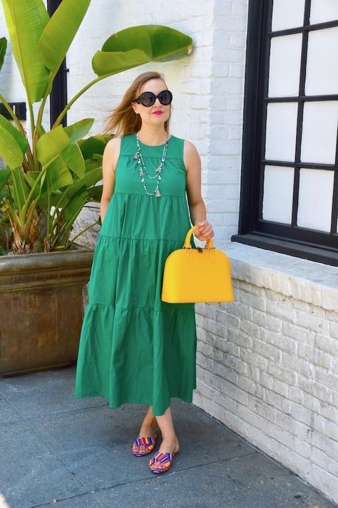 Hello Katie Girl: Green Maxi Dress Accessories For Summer, Fashion Essay, Bright Accessories, Green Maxi Dress, Dressy Skirts, Maxi Skirt Outfits, Trendy Dress Outfits, Bohemian Maxi Dress, Green Maxi