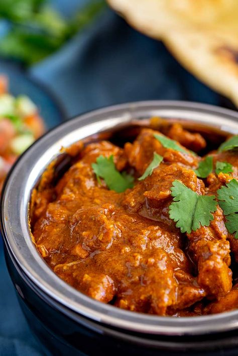 This Chicken Rogan Josh is an easy Indian chicken curry that is packed with flavor and tastes just like something from an Indian Restaurant. Although Rogan Josh is usually made with lamb, this chicken version is a little quicker, making a great recipe for a midweek meal. Serve it with some rice and naan breads and your friends and family will be happy. This is one AMAZING curry! Chicken Rogan Josh Recipes, Rogan Josh Recipe, Indian Chicken Curry Recipe, Indian Chicken Curry, Curry Recipes Easy, Rogan Josh, Indian Chicken Recipes, Ayam Bakar, Curry Recipes Indian