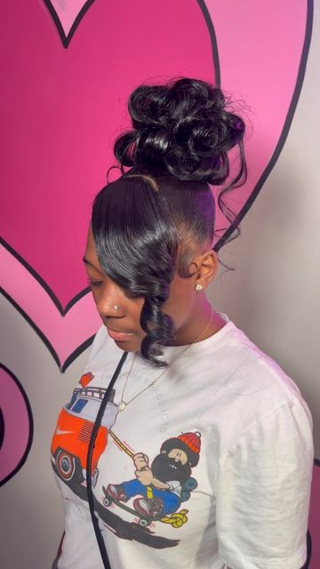 ATL Ponytail specialist & more 💞 on Instagram: "Pin up 💗 Purchase molding spray in bio 💗 Click in bio to book 💗 • Facebook: Naziyah Jones • stylist : @dolledbyzendy2 #dolledbyzendy #sleekponytailatl #sleekponytailatlanta #sleekponytail #atlantaponytail #hairstylistatlanta #wiginstallatlanta #atlwigslayer #wiginstall #weddinghairstyle #atlsleekponytail #swoopponytailatl #wiginstallatlanta #pinup #atlprom #atlantastylist #atlantahairstylist #atlponytails #atlsleekponytail #sleekponyatl #moldi Pin Up Wig, Pinup Ponytail, Pin Up Ponytail Black Hair, Pin Up Ponytail, Ponytail Updo, Weave Ponytail Hairstyles, Pin Up Hair, Pretty Braided Hairstyles, Sleek Ponytail