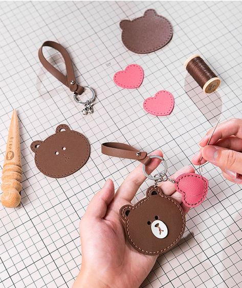 Leather Keychain Diy, Friend Keychain, Leather Handbag Patterns, Etsy Shop Branding, Sewing Hats, Diy Home Accessories, Diy Leather Projects, Keychain Leather, Art Prints Boho