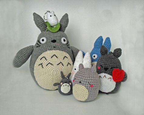 Make your own totoro ...free pattern! Crochet Totoro, Crochet Mignon, Confection Au Crochet, Crochet Geek, Pola Amigurumi, Amigurumi Free Pattern, Craft Patterns, Crochet Hat, Crochet Dolls