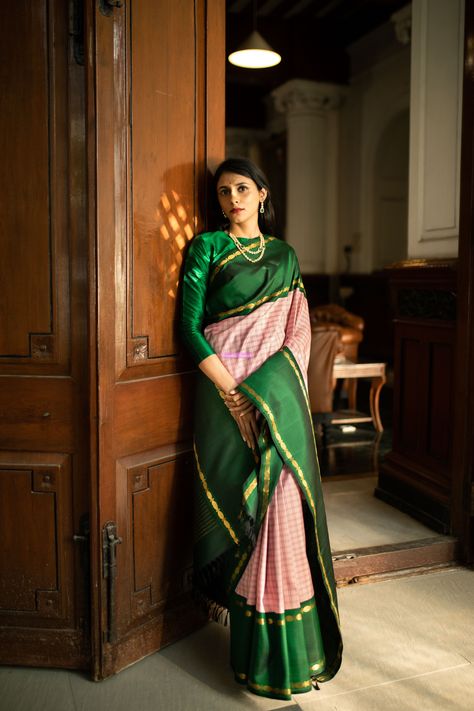 New collection of silk saree design 2023 on 30% discount https://youtu.be/3VTRH5bTFu8 Kanjeevaram Saree Styling, Contrast Border Silk Saree, Trendy Kanchipuram Silk Saree, Designer Kanchipuram Silk Saree, Silk Saree Color Combinations, Unique Kanchipuram Silk Saree, Pink Mysore Silk Saree Contrast Blouse, Vintage Kanjivaram Sarees, Unique Silk Saree Colour