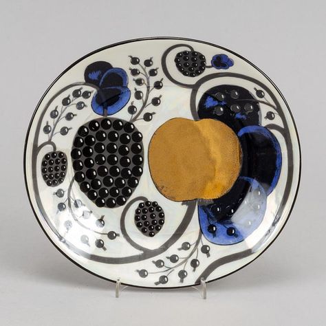 A porcelain plate, 'Elegance/5' by Birger Kaipiainen, numbered 501, Pro Arte Arabia. - Bukowskis Birger Kaipiainen, Steal Like An Artist, Coin Auctions, Coin Art, Jewelry Auction, Iron Wire, Porcelain Plate, Bukowski, Porcelain Plates