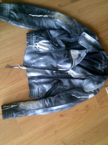 Spray painted an old leather jacket Spray Painted Leather Jacket, Spray Painted Jacket, Spray Paint Leather Jacket, Spray Paint Clothes, Punk Outfit Ideas, Airbrush Fashion, Fabric Spray Paint, Punk Outfit, Painted Leather Bag