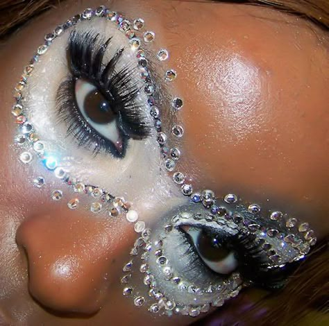 Masquerade Inspired Makeup Now if only I could stand to have that much make up on.  Wow. Masquerade Mask Makeup, Mardi Gras Makeup, Masquerade Makeup, Hd Make Up, Dance Makeup, Carnival Makeup, Mask Makeup, Face Jewels, Masquerade Masks