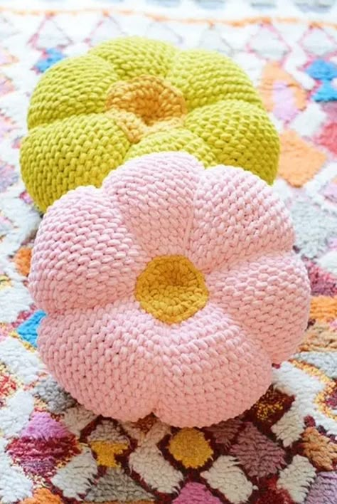 Retro Throw Pillow Crochet Flower Pillows, Crochet Flower Pillow Pattern Free, Crochet Succulent Pillow, Crochet Throw Pillow Pattern Free, Flower Crochet Pillow, Flower Pillow Crochet, Free Crochet Pillow Patterns, Crochet Flower Pillow, Squishy Crochet